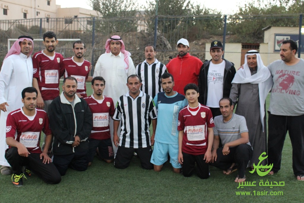 الأعمال عبدالعزيز الأزهري يتوسّط قادة أبها واللجنه المنظّمه  مع بعض النجوم المشاركين